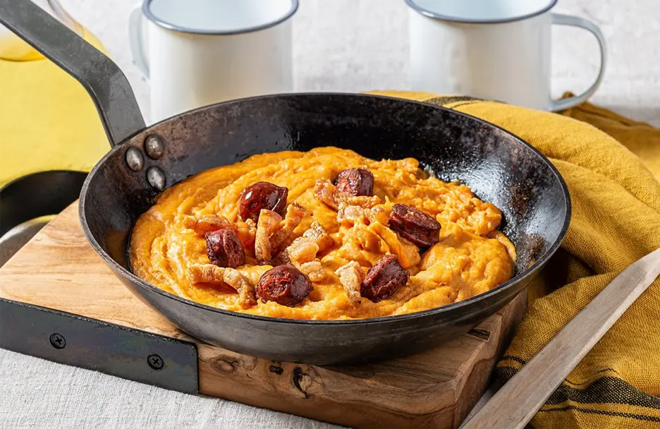 Imagen de un plato tradicional de gachas manchegas, típico de Castilla-La Mancha.