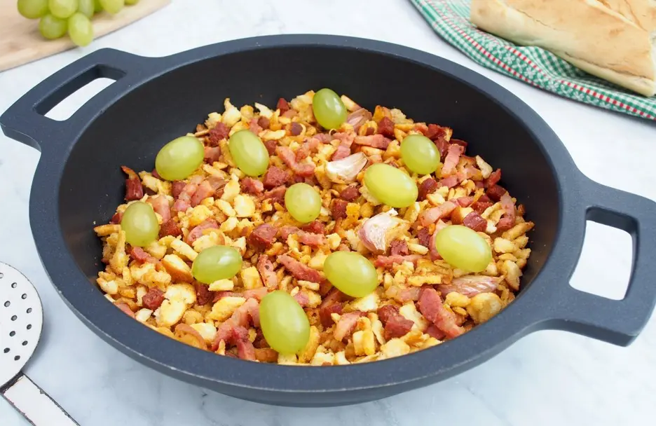 Imagen de un plato tradicional de migas manchegas, típico de Castilla-La Mancha.
