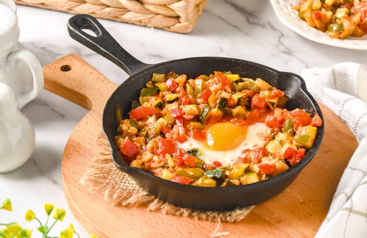 Imagen de un plato tradicional de pisto manchego, típico de Castilla-La Mancha.