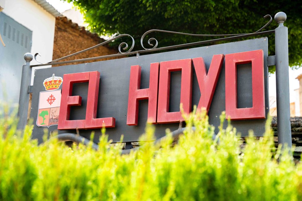 Cartel de El Hoyo con el nombre y el logo antiguo, foto realizada por Ikonox.