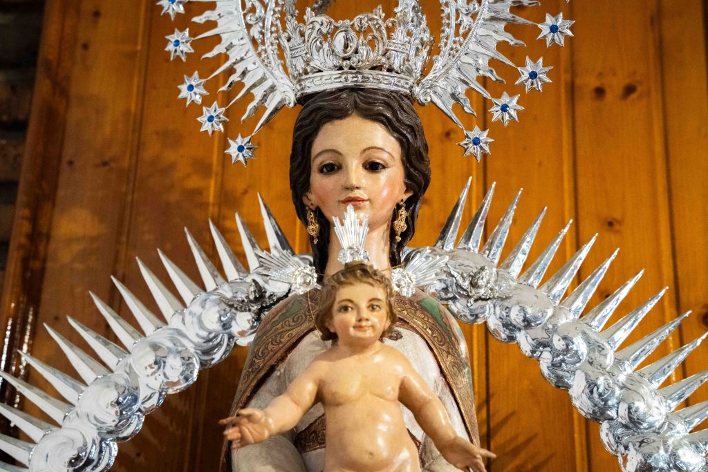 Imagen de la Virgen en la iglesia de El Hoyo, fotografía realizada por Ikonox.