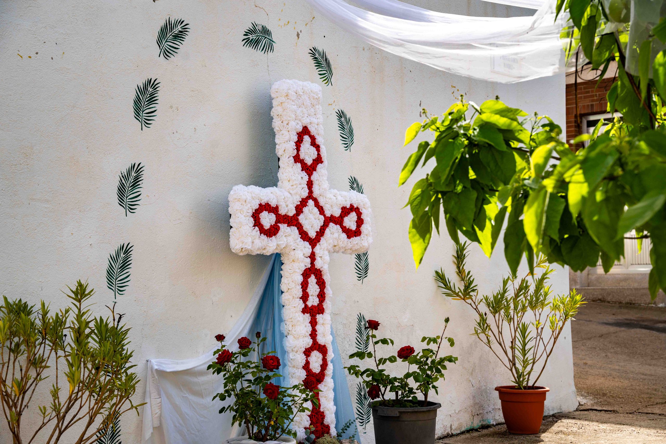 Vista general de la cruz de flores en El Hoyo, fotografía realizada por Ikonox.