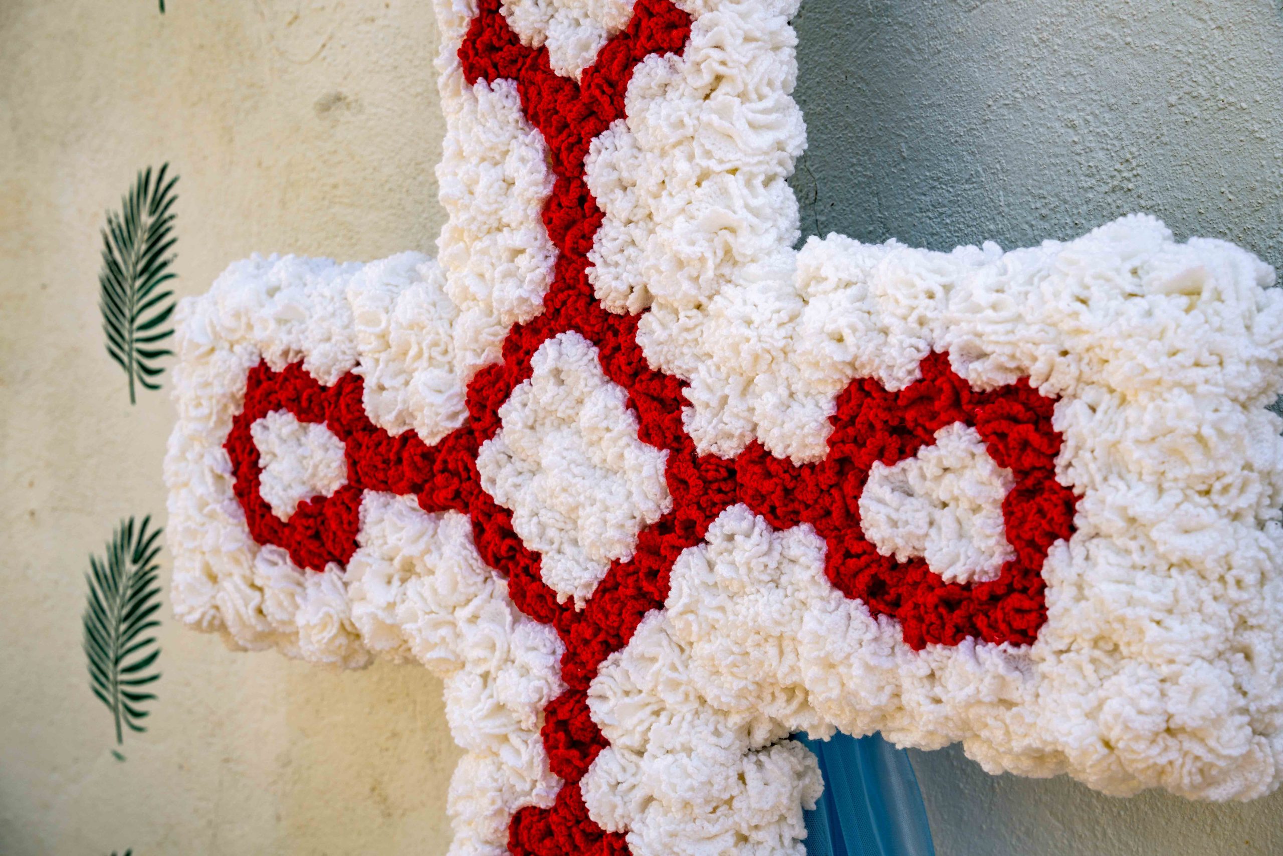 Detalle de la cruz de flores en El Hoyo, fotografía realizada por Ikonox.