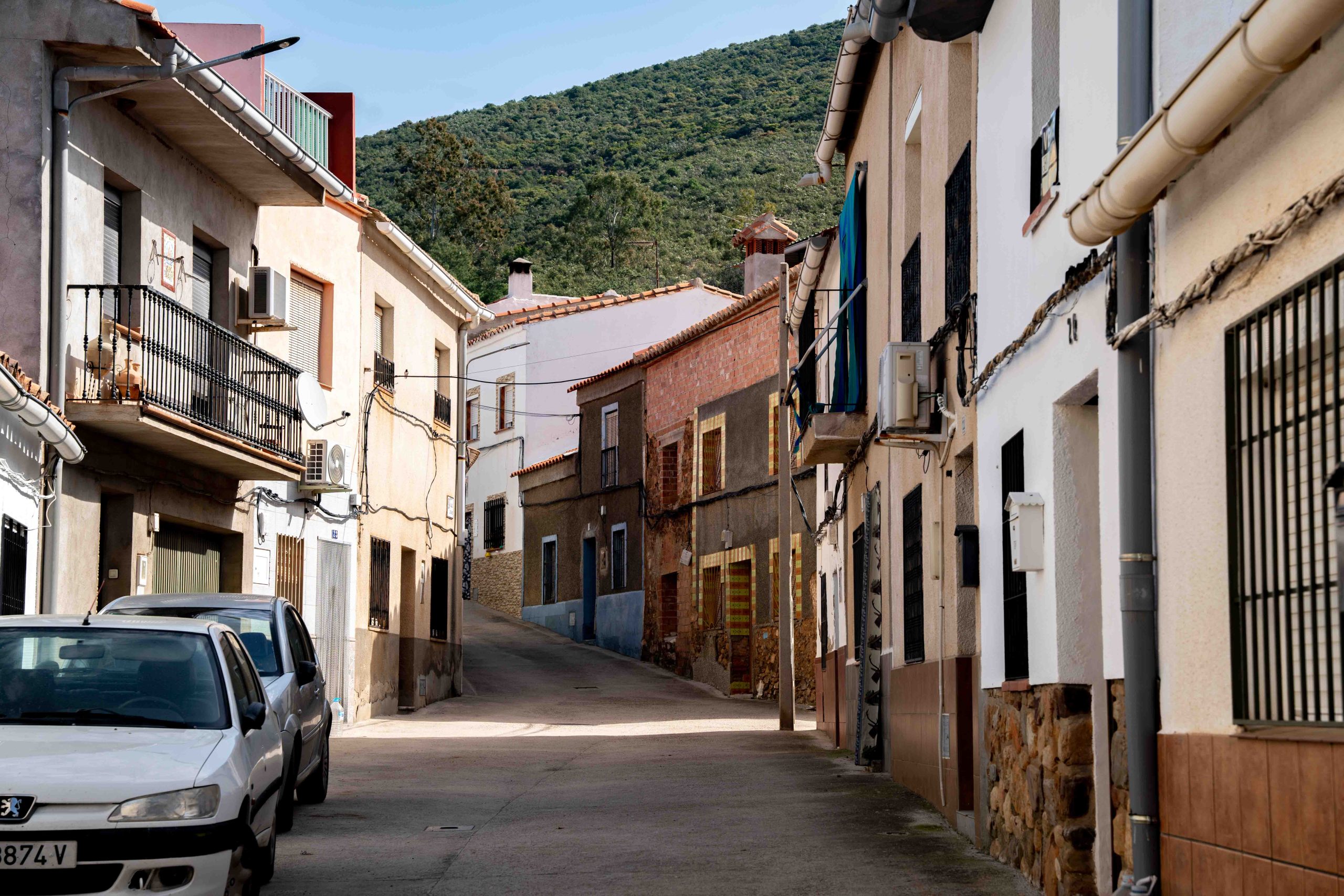 Calles del pueblo de El Hoyo con arquitectura tradicional. Fotografía realizada por Ikonox.