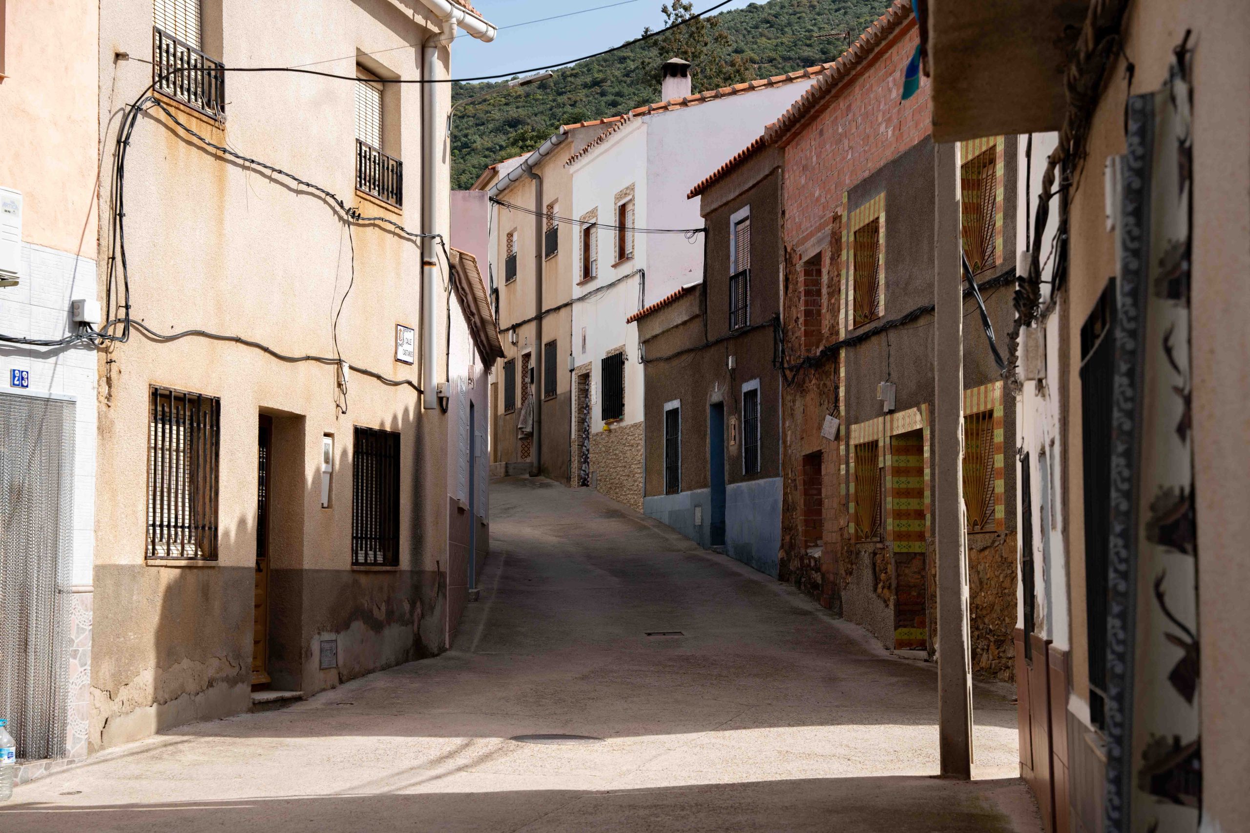 Calles del pueblo de El Hoyo con arquitectura tradicional. Fotografía realizada por Ikonox.