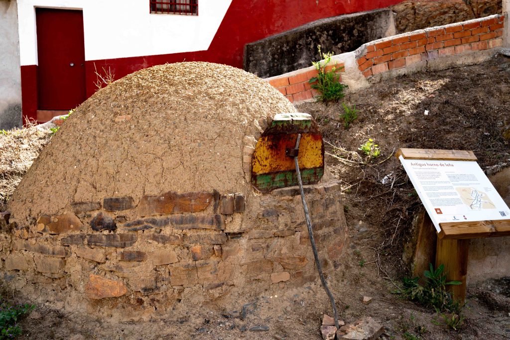 Horno de leña tradicional de El Hoyo junto al cartel informativo. Fotografía realizada por Ikonox.