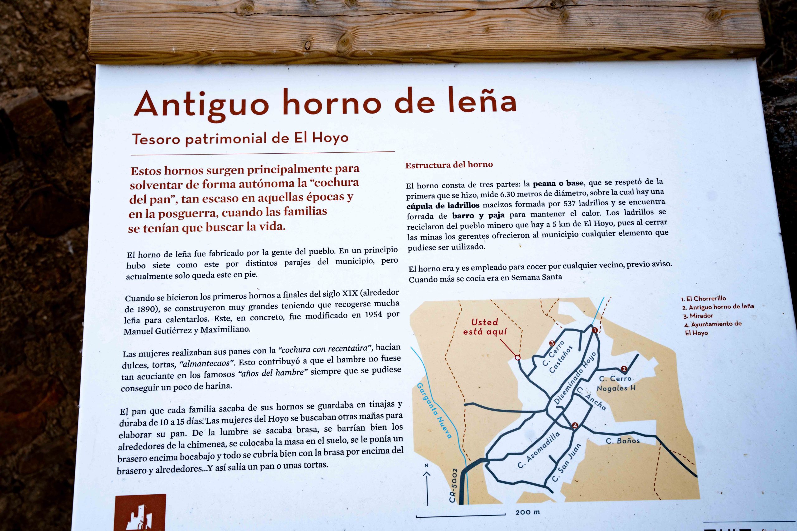 Cartel informativo sobre el horno de leña tradicional de El Hoyo, imagen realizada por Ikonox.