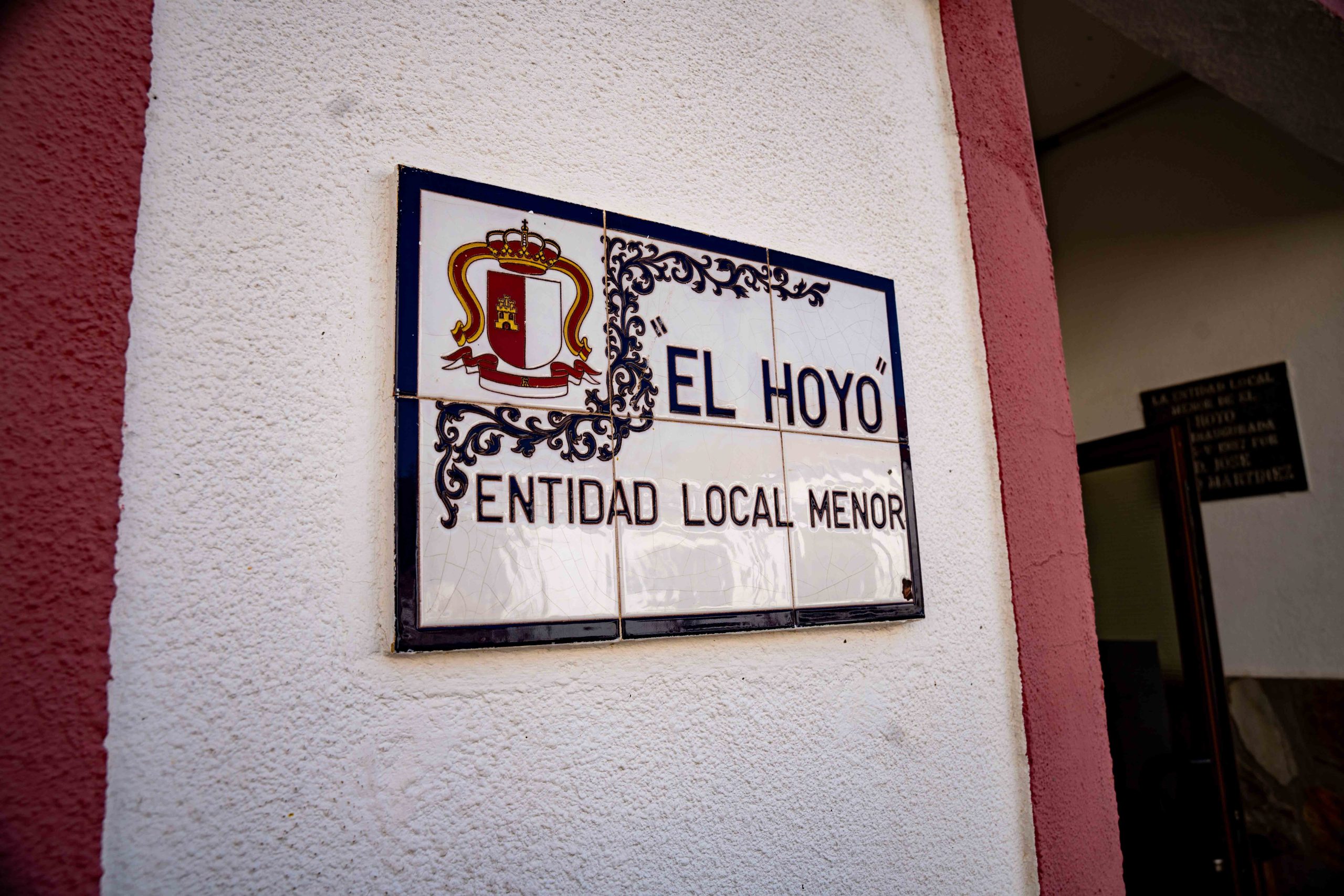Cartel de "El Hoyo" entidad local menor, fotografía realizada por Ikonox.