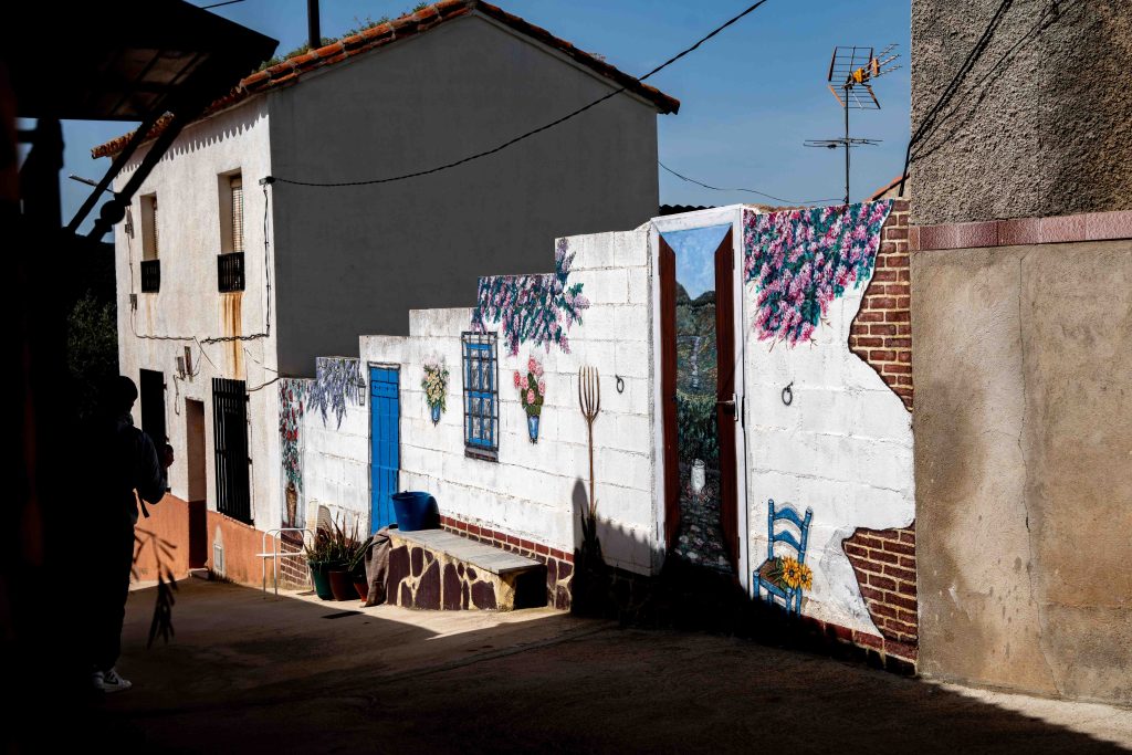Fachada pintada artísticamente en El Hoyo, foto realizada por Ikonox.