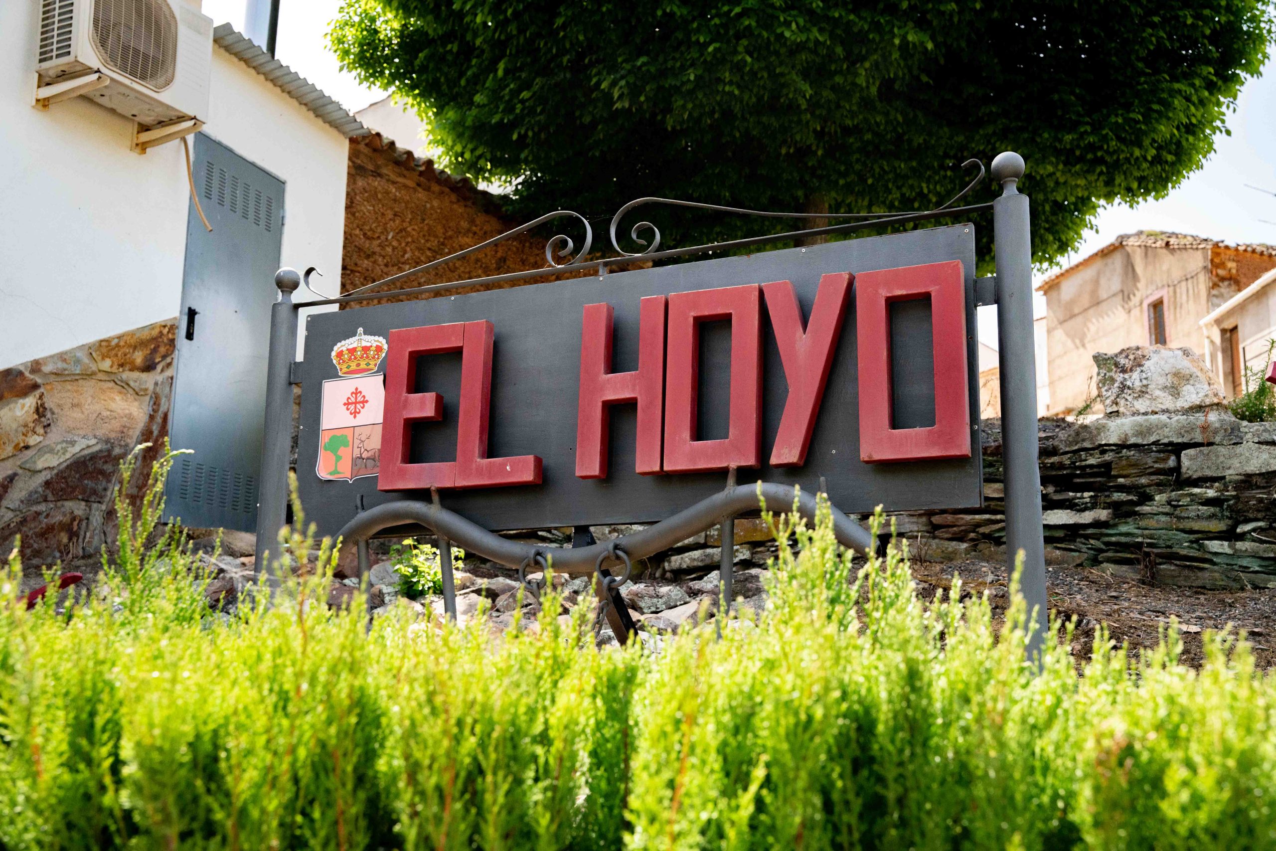 Cartel de El Hoyo con el nombre y el logo antiguo, foto realizada por Ikonox.